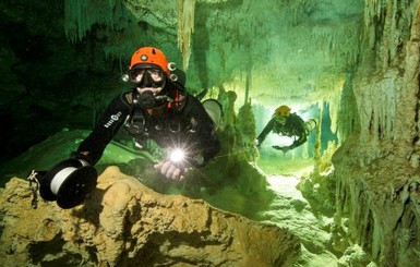 В Мексике нашли огромную подводную пещеру с реликвиями древних Майя