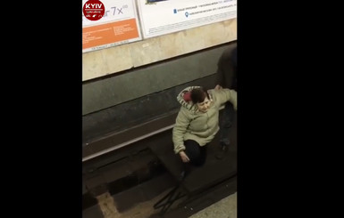 В киевском метро на рельсы столкнули пожилую женщину
