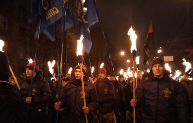 Киевляне прошлись с факелами в память о героях Крут