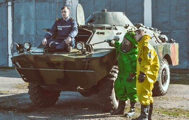Винницкие фотографы показали, как украинские спасатели занимаются йогой