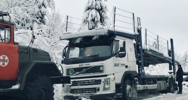 Трассу Киев-Чоп замело снегом, образовались пробки