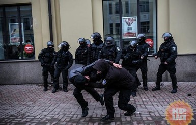 В Киеве забросали камнями здание Россотрудничества