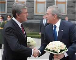 Буш в Киеве поймал букет невесты [ФОТО] 
