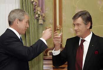 Буш и Ющенко выпили на брудершафт [ФОТО] 