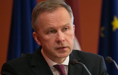 Глава центробанка Латвии лишился зарплаты из-за обвинений в коррупции 