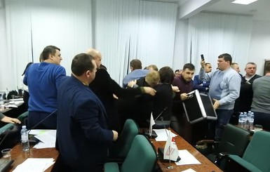 На заседании Луцкого горсовета депутаты подрались под крики 