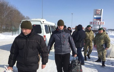 Первые фото и видео: Украина и Россия обменяли пленных пограничников на фсбшников