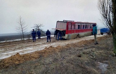 На Николаевщине в грязи увяз автобус с пассажирами