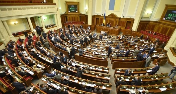 Украинским депутатам запретят ходить в Раду с оружием