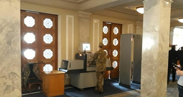 Новая система безопасности Рады: оружие у депутатов отбирать не будут