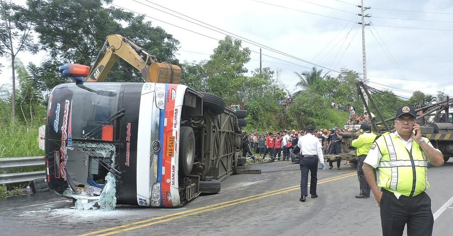 В Эквадоре перевернулся автобус, погибли 12 человек