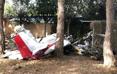 В США легкомоторный самолет врезался в здание, есть жертвы