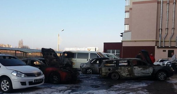 В Киеве на парковке сгорели 5 автомобилей