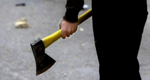 В Харькове продавщица голыми руками отбилась от воровки с топором