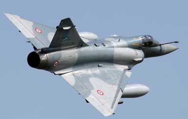 Военный самолет случайно сбросил бомбу на завод во Франции