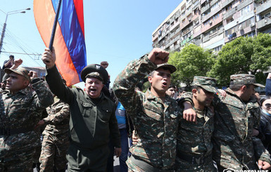 В Армении к протестующим присоединились бойцы миротворческой бригады Минобороны