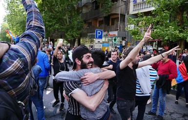 Музыка и танцы: в Ереване радуются отставке премьера Саргсяна