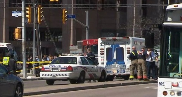 В Торонто грузовик протаранил толпу людей, пострадали до десяти человек