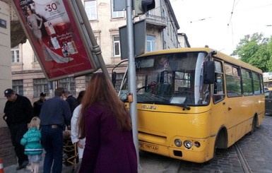 Во Львове маршрутка с пассажирами снесла рекламный щит