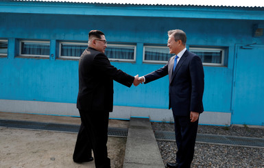 Лидеры КНДР и Южной Кореи встретились впервые долгое время