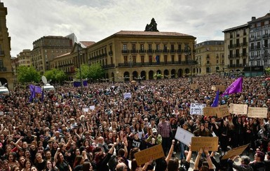 Тысячи испанцев устроили протесты из-за решения суда по делу об изнасиловании