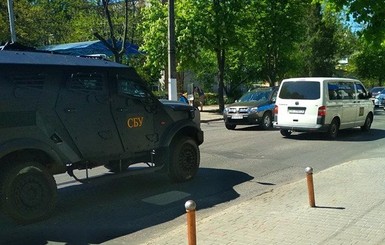 В Одессе перекрывают улицы и площади. В центр города согнали бронетехнику