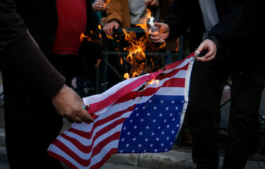 В иранском парламенте сожгли флаг США