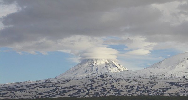 На Камчатке вулкан выбросил столб пепла высотой 6 километров