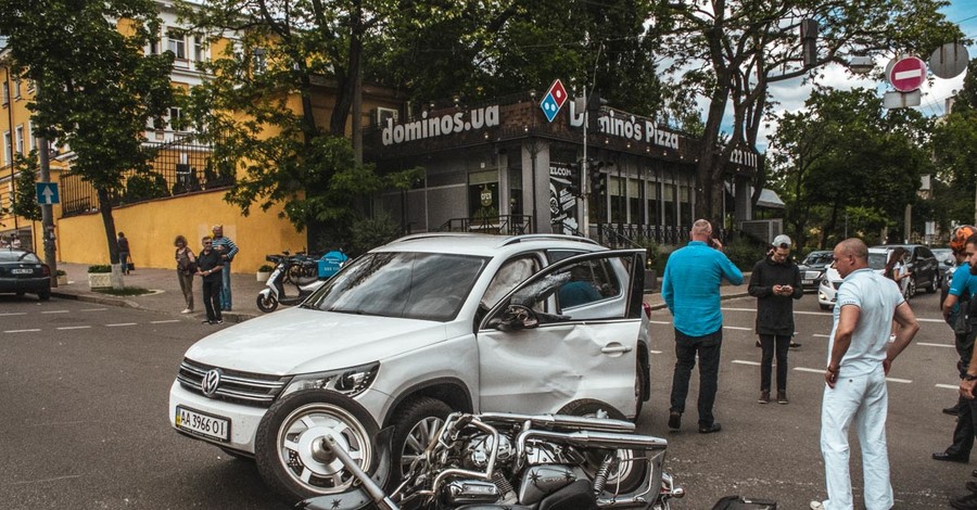 В Киеве мотоциклист разбился о джип