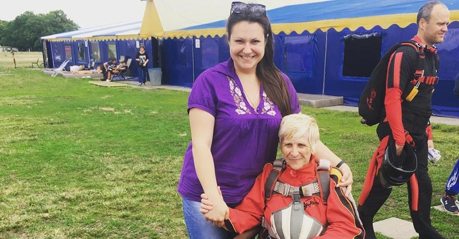 71-летняя парашютистка на инвалидной коляске: 