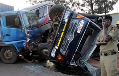 В Уганде автобус врезался в трактор, погибли 48 человек