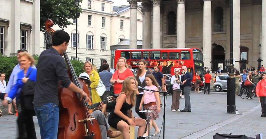 В Лондоне уличным музыкантам будут платить банковской картой