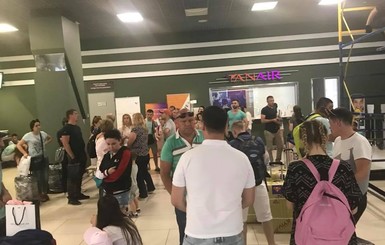 Застрявшие в киевском аэропорту украинские туристы благополучно вылетели