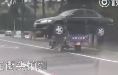 Китаец перевез автомобиль, погрузив его на мотоцикл