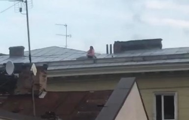 Львовская пара занялась сексом на крыше жилого дома