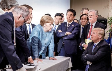 Трамп раскрыл тайну фото-мема, где на него сурово смотрит Меркель: 