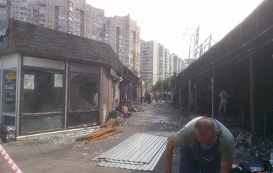 Большой пожар: в Киеве трое в масках забросали киоски на Осокорках 