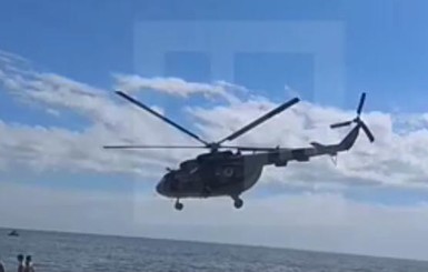 В Мариуполе в нескольких метрах над головами пляжников пролетел вертолет