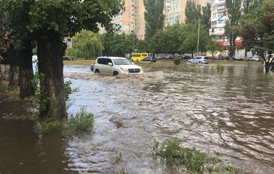 Одессу затопило после ливня, проспект Небесной Сотни превратился в озеро