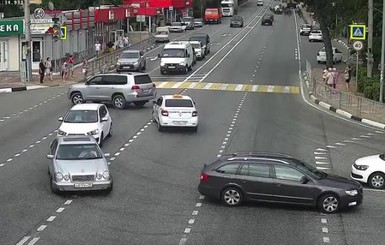 Видео: в Сочи автомобиль на скорости вылетел на тротуар и снес шестерых прохожих