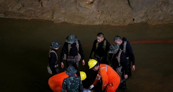 Погиб дайвер, который помогал спасать детей из пещеры в Таиланде