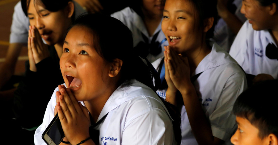 Из пещеры в Таиланде спасли уже восемь детей