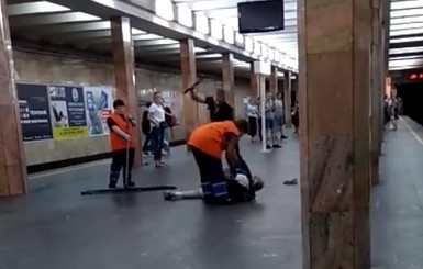 Прокуратура расследует, зачем полицейский избил дубинкой пассажира киевского метро 