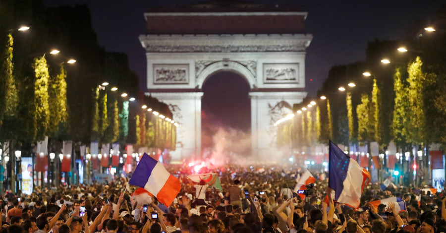 Французы разгромили Елисейские поля, празднуя выход в финал ЧМ-2018