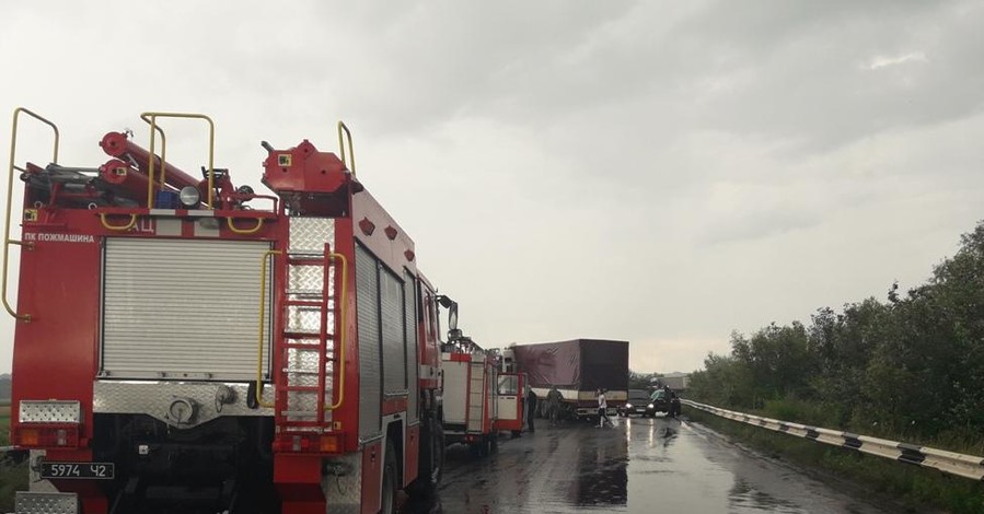 В Черновицкой области столкнулись сразу семь легковушек и два грузовика