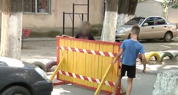В Одессе ювенальная служба занялась детьми, которые перегородили дорогу и просили деньги за проезд 
