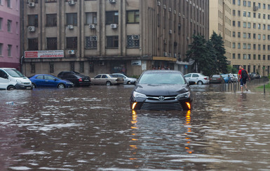 Хаос в Днепре: огромный град и мощные ливень привели к многочисленным ДТП и пробкам 
