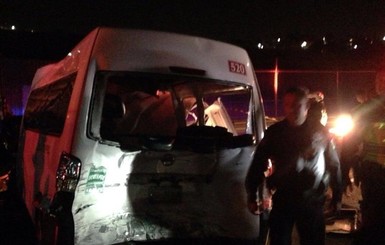 В Мексике грузовик столкнулся с автобусом, 13 человек погибли