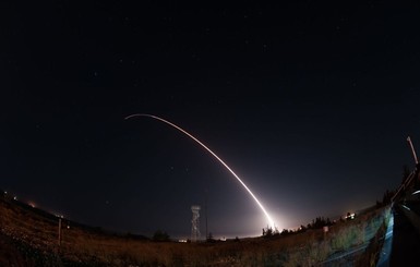 Запуск баллистической ракеты в США прервали из-за аномалии