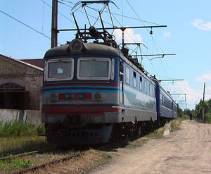 Поезд «Киев-Луганск» протаранил легковушку 